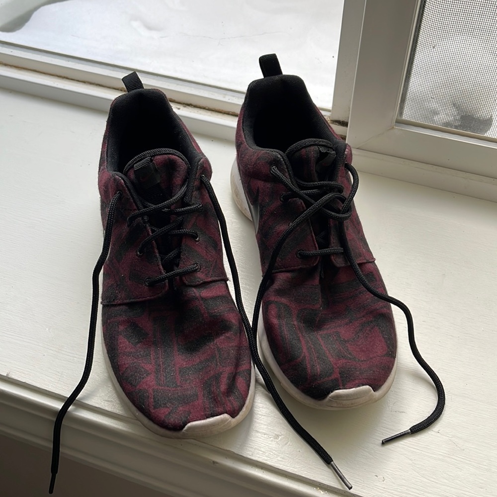 Nike Roshe Running Athletic Shoes Maroon /Black size 8.5 great condition